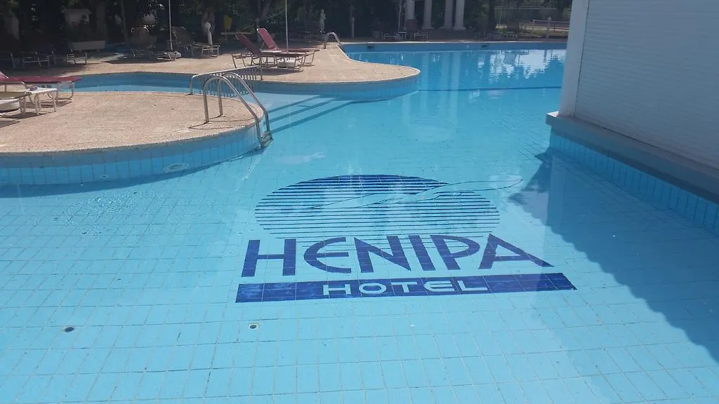 Crown Resorts Henipa Larnaca Hotel